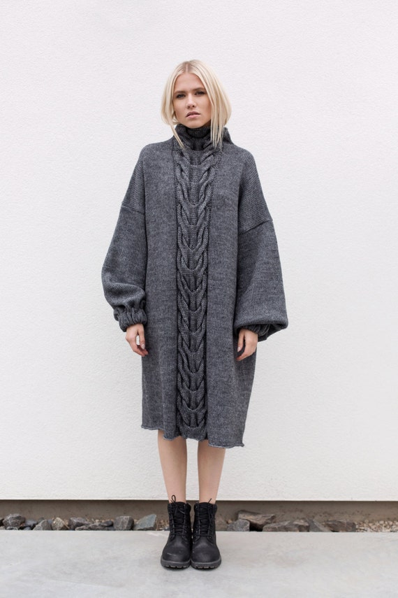 Kabel gebreide jurk. Minimalistische jurk. Oversized jurk. Hoge hals jurk. Cowl hals jurk. Tuniek jurk. oversized trui. Losse kleding. Kabel gebreide jurk. Minimalistische jurk. Oversized jurk. Hoge hals jurk. Cowl hals jurk. Tuniek jurk. oversized trui. Losse kleding.