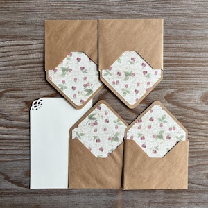 ÚLTIMO CONJUNTO. Juego de cartas: sobres rayados y papel de algodón, ecológico, carta de boda, larga distancia, técnica mixta con motivos florales de fresa