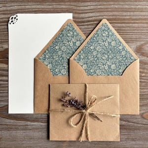 Set di buste foderate per scrivere, inviti per matrimonio, rose blu floreali, carta kraft ecologica, posta ordinaria Penpal, regalo di cancelleria di classe