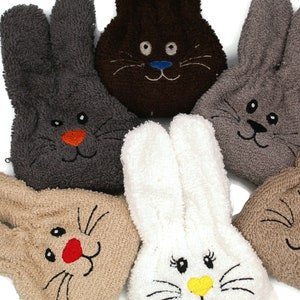Puede incluir: Seis marionetas de mano de peluche de conejo en diferentes colores, incluyendo gris, marr&oacute;n, blanco y beige. Cada marioneta tiene rasgos faciales bordados, incluidos ojos, nariz y bigotes.