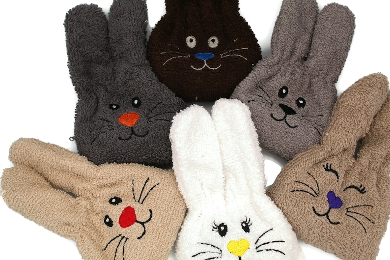 Puede incluir: Seis marionetas de mano de peluche de conejo en diferentes colores, incluyendo gris, marr&oacute;n, blanco y beige. Cada marioneta tiene rasgos faciales bordados, incluidos ojos, nariz y bigotes.