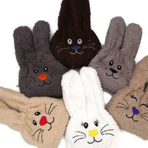 Puede incluir: Cinco marionetas de mano de peluche con forma de conejo en diferentes colores. Las marionetas tienen caras bordadas con ojos, narices y bocas de diferentes colores.