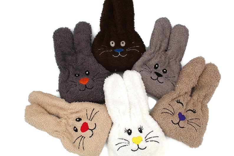 Puede incluir: Cinco marionetas de mano de peluche con forma de conejo en diferentes colores. Las marionetas tienen caras bordadas con ojos, narices y bocas de diferentes colores.