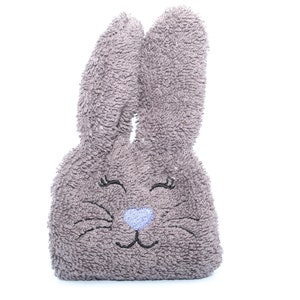 Puede incluir: Un conejito de peluche gris con ojos, nariz y bigotes bordados. El conejito est&aacute; hecho de un material suave y esponjoso.