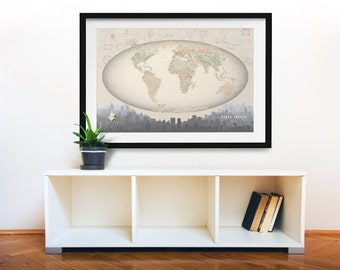 Puede incluir: Una impresión de mapa del mundo enmarcada con un diseño de estilo vintage. El mapa está rodeado por un marco negro y está colgado en una pared blanca sobre un estante blanco con libros.
