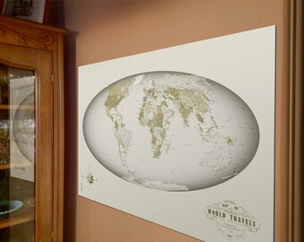 Puede incluir: Un mapa del mundo blanco con un contorno ovalado beige de los continentes. El mapa está titulado "Map of World Travels" y tiene una rosa de los vientos en la esquina inferior izquierda.