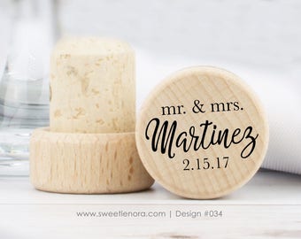 Script Last Name Mr and Mrs - Personalized Wine Stopper Keepsake - Custom Wine Cork - Wine Stopper - Wedding Favor Gift - Shower - 034