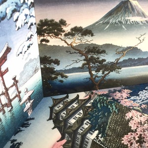 Può includere: Un collage di stampe d'arte giapponesi che raffigurano un torii rosso, una montagna innevata, un pino e una pagoda. Le stampe sono in stile giapponese tradizionale con colori blu e bianchi.