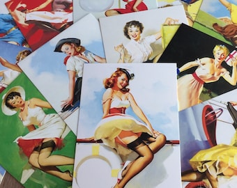 Może przedstawiać: Zbiór vintage pocztówek z ilustracjami w stylu pin-up przedstawiającymi kobiety w różnych pozach i sceneriach. Pocztówki są wydrukowane na grubym papierze i mają błyszczące wykończenie.