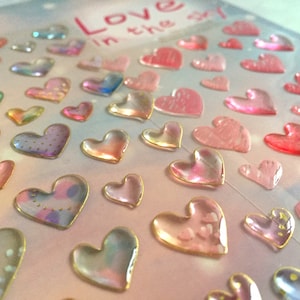 Piccolo cuore rosso, cuore colorato, adesivo epossidico, motivo a forma di cuore, icona a forma di cuore, etichetta trasparente, cuore fai da te, gioiello a forma di cuore, decorazione artigianale a forma di cuore, regalo.