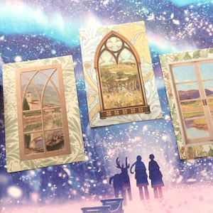 Puede incluir: Tres pegatinas de ventana decorativas con una estética vintage. Cada pegatina presenta una vista panorámica diferente con un marco de ventana y un borde floral. Las pegatinas están impresas sobre un fondo blanco.