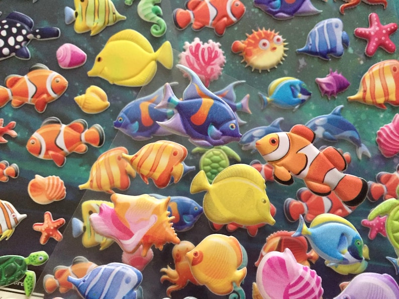 Puede incluir: Una colecci&oacute;n de pegatinas de espuma 3D de colores que representan varias criaturas marinas, incluidos peces, caballitos de mar, estrellas de mar y una tortuga. Las pegatinas son perfectas para agregar un toque caprichoso a cualquier proyecto.