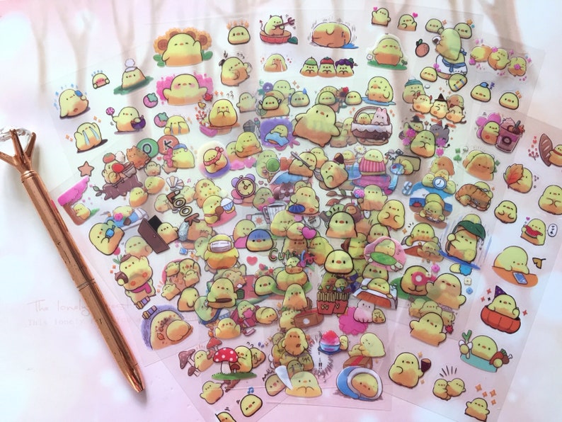 以下が含まれることがあります： 様々なかわいい黄色のひよこのイラストが描かれた透明なステッカーシートです。ステッカーには、コーヒーカップを持っている、帽子をかぶっている、キノコに座っているなど、さまざまなポーズ、アクティビティ、アクセサリーが含まれています。ステッカーは、プランナー、ジャーナル、その他のクラフトプロジェクトに遊び心を加えるのに最適です。