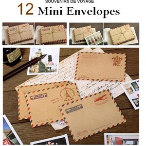Op de afbeelding: Een verzameling van 12 mini-enveloppen met een vintage reisthema. De enveloppen zijn bruin met rood-blauwe randstrepen, en sommige hebben postzegels en reisgerelateerde afbeeldingen. De tekst "SOUVENIRS DE VOYAGE" en "Mini Envelopes" is zichtbaar.