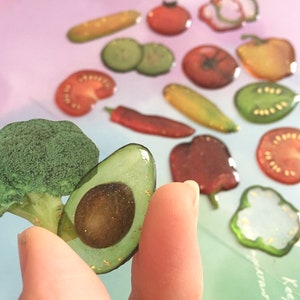 Sticker époxy légumes colorés trois couleurs poivron tomate vert avocat piment rouge maïs jaune arc-en-ciel régime légumes icône décoration cadeau