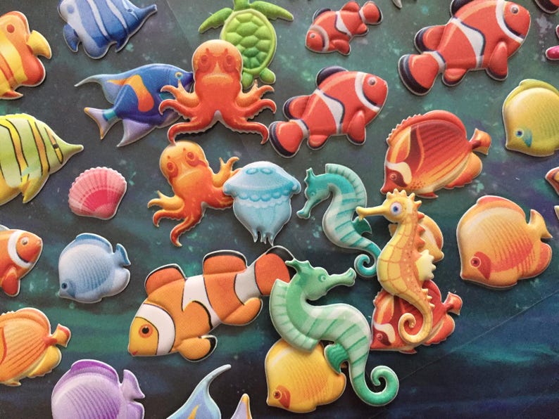 Puede incluir: Una colecci&oacute;n de pegatinas de espuma de colores que representan varias criaturas marinas, incluyendo peces, caballitos de mar, medusas y un pulpo. Las pegatinas son perfectas para a&ntilde;adir un toque de fantas&iacute;a a cualquier proyecto.