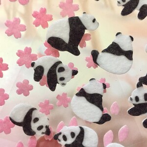 Vrolijke bloesem panda vilt sticker roze tint Sakura bloem cartoon panda nationale bloem sticker zwart-wit dier decor DIY ambachtelijke kaart