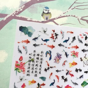 100 Koi Fisch Nagel Aufkleber Goldfisch Taisho Sanshoku Lotus Blätter Seerose Traditionelle chinesische Kunst Tinte waschen Malerei Gedichte Aufkleber Geschenk
