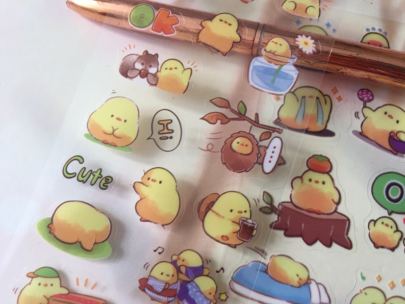 以下が含まれることがあります： 様々なポーズをとったかわいい漫画のひよこが描かれたカラフルなステッカーシート。ステッカーは光沢のある仕上げで、ジャーナル、プランナー、その他のクラフトプロジェクトに遊び心を加えるのに最適です。
