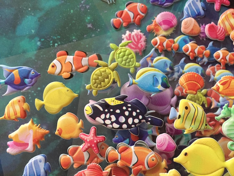 Puede incluir: Una colecci&oacute;n de pegatinas de espuma 3D de colores que representan varias criaturas marinas, incluidos peces, tortugas y conchas marinas. Las pegatinas son perfectas para agregar un toque de fantas&iacute;a a las manualidades, los diarios o cualquier otro proyecto.