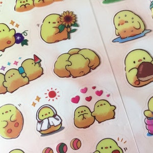 以下が含まれることがあります： かわいい黄色のひよこが、アイスクリームコーンを持ったり、サングラスをかけたり、プールで泳いだりするなど、さまざまな夏の活動をしている、カラフルなステッカーのシートです。ジャーナル、プランナー、その他のクラフトプロジェクトに、遊び心のあるタッチを加えるのに最適です。