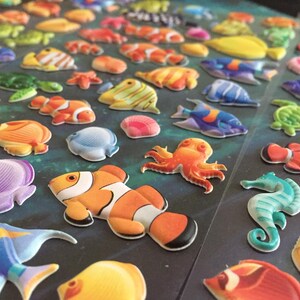 Puede incluir: Una variedad de pegatinas de espuma 3D de colores que representan criaturas marinas, incluyendo peces, un pulpo, un caballito de mar y una tortuga. Las pegatinas son perfectas para a&ntilde;adir un toque de fantas&iacute;a a cualquier proyecto.