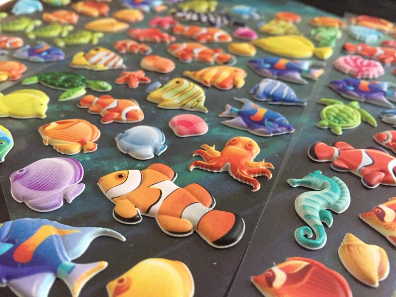 Puede incluir: Una variedad de pegatinas de espuma 3D de colores que representan criaturas marinas, incluyendo peces, un pulpo, un caballito de mar y una tortuga. Las pegatinas son perfectas para a&ntilde;adir un toque de fantas&iacute;a a cualquier proyecto.