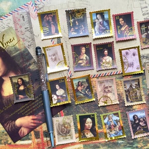 Könnte beinhalten: Eine Sammlung von Briefmarken im Vintage-Stil mit berühmten Gemälden. Die Briefmarken sind goldfarben umrandet und zeigen verschiedene Motive, darunter Porträts, Landschaften und religiöse Szenen. Die Briefmarken sind auf einem Tisch mit einem Stift und einem Lineal angeordnet.