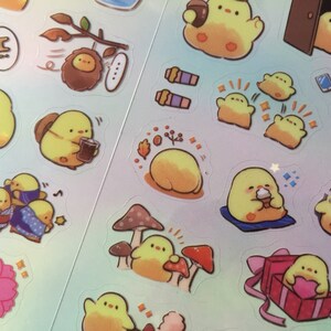 以下が含まれることがあります： 様々なポーズと設定で描かれた、黄色いヒヨコの漫画のステッカーのシート。ステッカーには、コーヒーカップを持ったヒヨコ、着物姿のヒヨコ、箱に座っているヒヨコ、キノコに座っているヒヨコなどが含まれています。これらのステッカーは、プランナー、ジャーナル、またはラップトップに遊び心のあるタッチを加えるのに最適です。