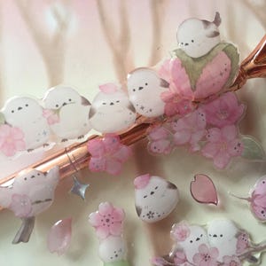 桜の赤ちゃん鳥エポキシステッカー 桜 白 ピンク 花 デザート スナック 食べ物 かわいい 日本の国花 アート デカール 愛らしい ラベル ギフト