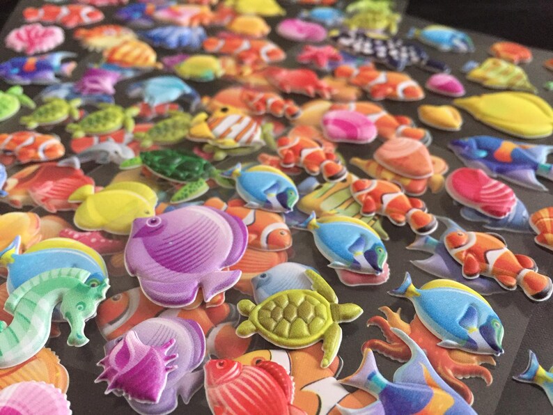 Puede incluir: Una colecci&oacute;n de pegatinas de espuma 3D de colores que representan diversas criaturas marinas, como peces, caballitos de mar, tortugas y conchas. Las pegatinas son perfectas para a&ntilde;adir un toque caprichoso a las manualidades, los diarios y otros proyectos.