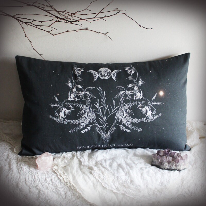 Imbolc Incantation . Coussin Déhoussable Coton Bio Imprimé Illustration Botanique Triple Lune Décora