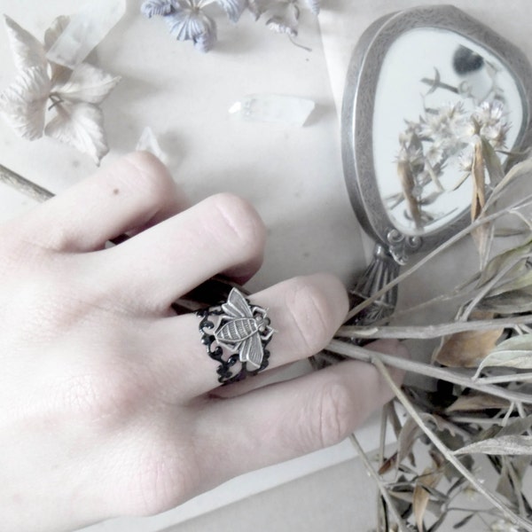 Reines Des Mouches . bague insecte vintage baroque noir réglable .