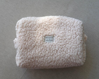 The Mēzon Sēzon pencil case - Ecru Sherpa comforter