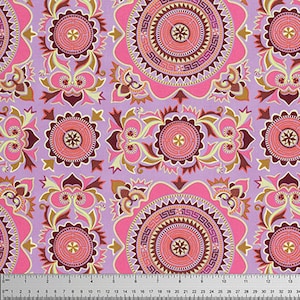 Könnte beinhalten: Lilafarbener Stoff mit einem sich wiederholenden Muster aus rosa und goldenen Mandala-Designs. Der Stoff hat einen dezenten Glanz.