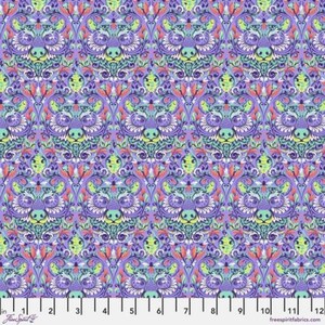 Könnte beinhalten: Lilafarbener Stoff mit einem sich wiederholenden Muster aus stilisierten Tiergesichtern in Grün-, Blau-, Rosa- und Weißtönen. Das Muster erinnert an ein traditionelles Damastmuster.