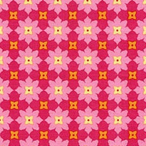 Könnte beinhalten: Ein sich wiederholendes Muster aus rosa, orangefarbenen und gelben Blumen. Die Blumen sind stilisiert und haben vier Blütenblätter. Der Hintergrund ist einfarbig rosa.