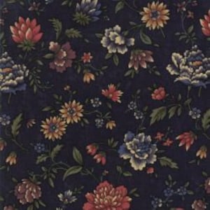 Könnte beinhalten: Ein dunkelblauer Stoff mit einem Blumenmuster in verschiedenen Schattierungen von rosa, gelben, blauen und grünen Blumen. Der Stoff ist ein sich wiederholendes Muster aus Blumen und Blättern.
