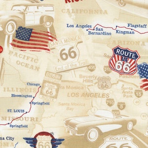Könnte beinhalten: Eine Vintage-Karte der Route 66 mit Illustrationen von Oldtimern, Straßenschildern und der amerikanischen Flagge. Die Karte zeigt die Route von Chicago nach Los Angeles mit Städten und Sehenswürdigkeiten entlang des Weges. Der Text "Get Your Kicks" ist oben auf der Karte zu sehen.