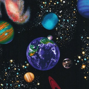 Könnte beinhalten: Ein farbenfroher Stoff zum Thema Weltraum mit schwarzem Hintergrund. Der Stoff zeigt eine Vielzahl von Planeten, Sternen und Galaxien. Die Planeten sind in verschiedenen Farben, darunter Blau, Grün, Orange und Rot. Die Sterne sind weiß und gelb. Die Galaxien sind wirbelnd und farbenfroh.