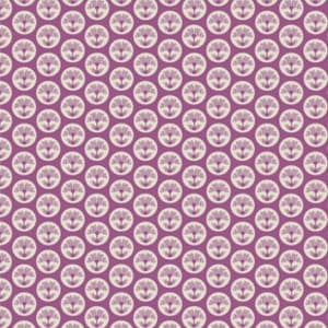 Könnte beinhalten: Ein sich wiederholendes Muster aus violetten Kreisen mit einem weißen floralen Design in jedem Kreis.