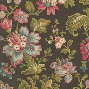 Könnte beinhalten: Ein dunkelbrauner Stoff mit einem floralen Muster. Die Blumen sind rosa, blau und grün. Der Stoff hat einen Vintage-Look.