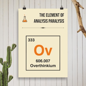 Può includere: Un poster con la scritta "THE ELEMENT OF ANALYSIS PARALYSIS" e un grafico di un pallone. Sotto, un riquadro di elementi in stile tabella periodica legge "Ov" per Overthinkium, con il numero atomico 333 e il peso atomico 606.007. Il poster è tenuto da due clip nere.