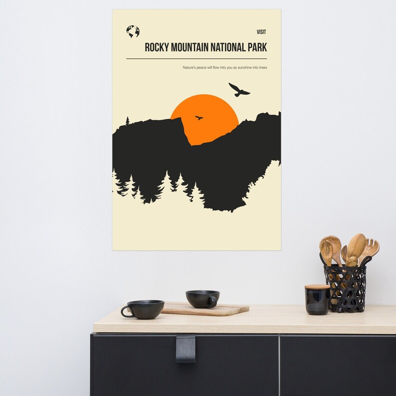 Op de afbeelding: Een minimalistische poster met een zwart silhouet van een bergketen en een ondergaande zon. De tekst "VISIT ROCKY MOUNTAIN NATIONAL PARK" staat bovenaan de poster. De tekst "Nature's peace will flow into you as sunshine into trees" staat onder de afbeelding.