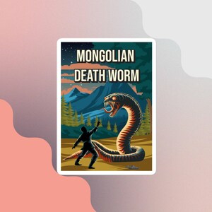 Op de afbeelding: Een vintage-stijl illustratie van een man die tegenover een grote, rood-zwarte Mongoolse Doodsworm staat in een bergachtig landschap. De tekst "MONGOLIAN DEATH WORM" staat bovenaan de afbeelding.