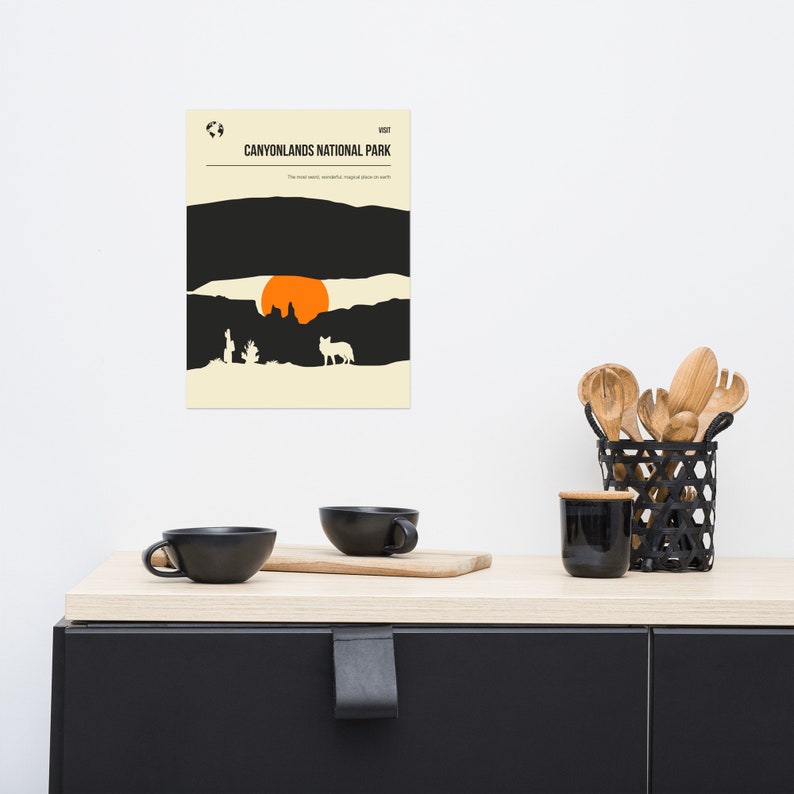 Może przedstawiać: Minimalistyczny plakat w czarno-pomarańczowej kolorystyce przedstawiający zach&oacute;d słońca nad pustynnym krajobrazem. Tekst "VISIT CANYONLANDS NATIONAL PARK" znajduje się u g&oacute;ry plakatu. Tekst "The most weird, wonderful, magical place on earth" znajduje się pod nazwą parku.