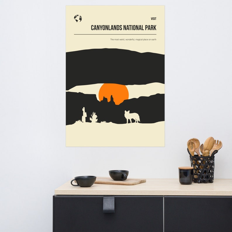 Może przedstawiać: Minimalistyczny plakat z czarno-białą ilustracją pustynnego krajobrazu z kojotem, zachodzącym słońcem i kaktusami. Tekst "VISIT CANYONLANDS NATIONAL PARK" znajduje się na g&oacute;rze plakatu, a tekst "The most weird, wonderful, magical place on earth" znajduje się pod ilustracją.