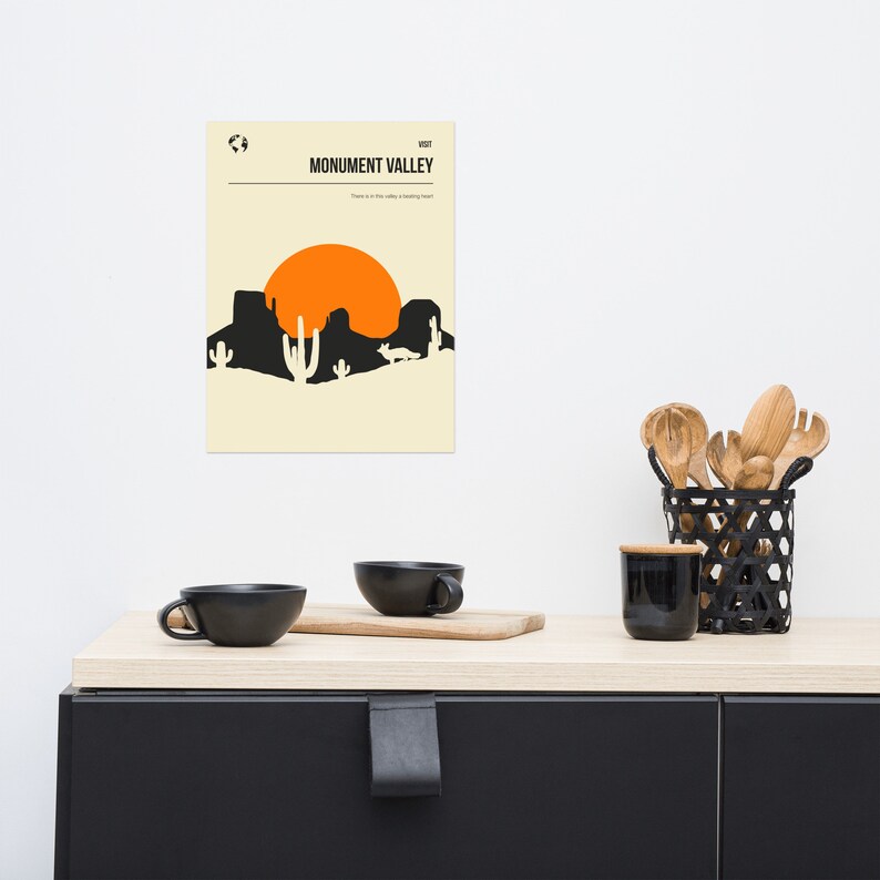 Peut inclure: Une affiche minimaliste avec un fond beige repr&eacute;sentant une silhouette noire d'un paysage d&eacute;sertique avec un grand soleil orange, des cactus et un coyote. Le texte "VISIT MONUMENT VALLEY" est en noir en haut de l'affiche.