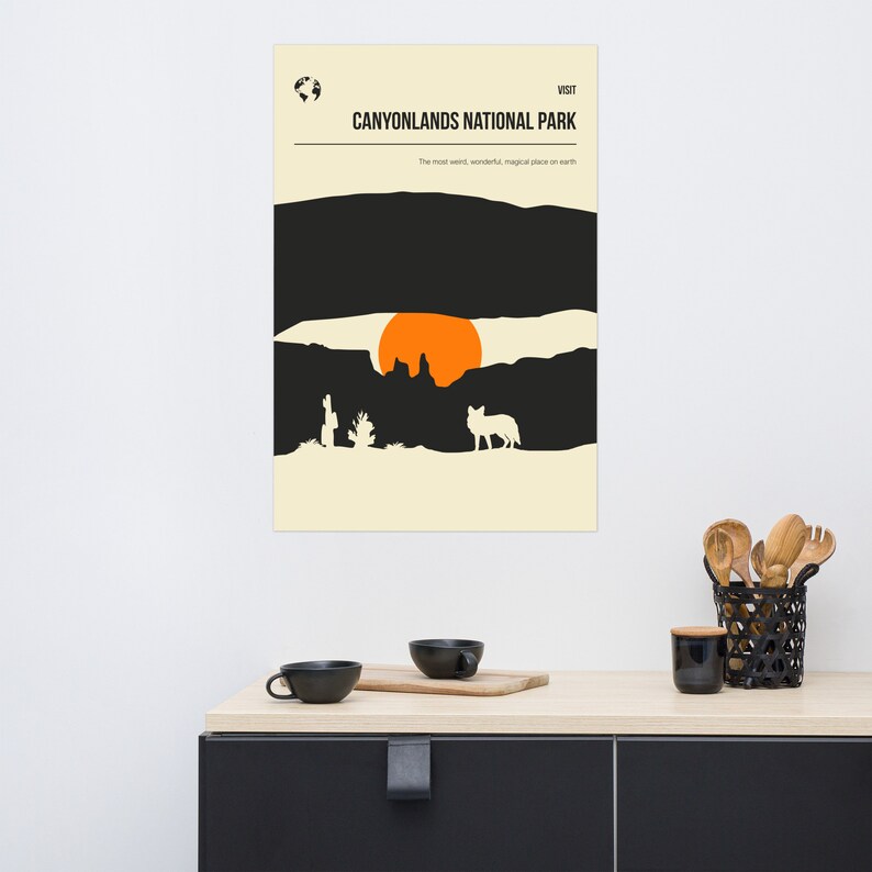 Może przedstawiać: Minimalistyczny plakat w czarno-pomarańczowej kolorystyce przedstawiający zach&oacute;d słońca nad kanionem. Tekst "VISIT CANYONLANDS NATIONAL PARK" znajduje się u g&oacute;ry plakatu. Tekst "The most weird, wonderful, magical place on earth" znajduje się pod nazwą parku.