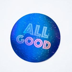 Könnte beinhalten: Ein blauer holografischer Aufkleber mit dem Text "ALL GOOD" in weißer und rosa Schrift.